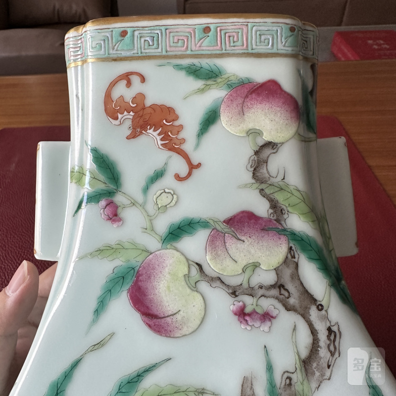 清光绪 青釉粉彩九桃纹贯耳瓶一对 - 图29